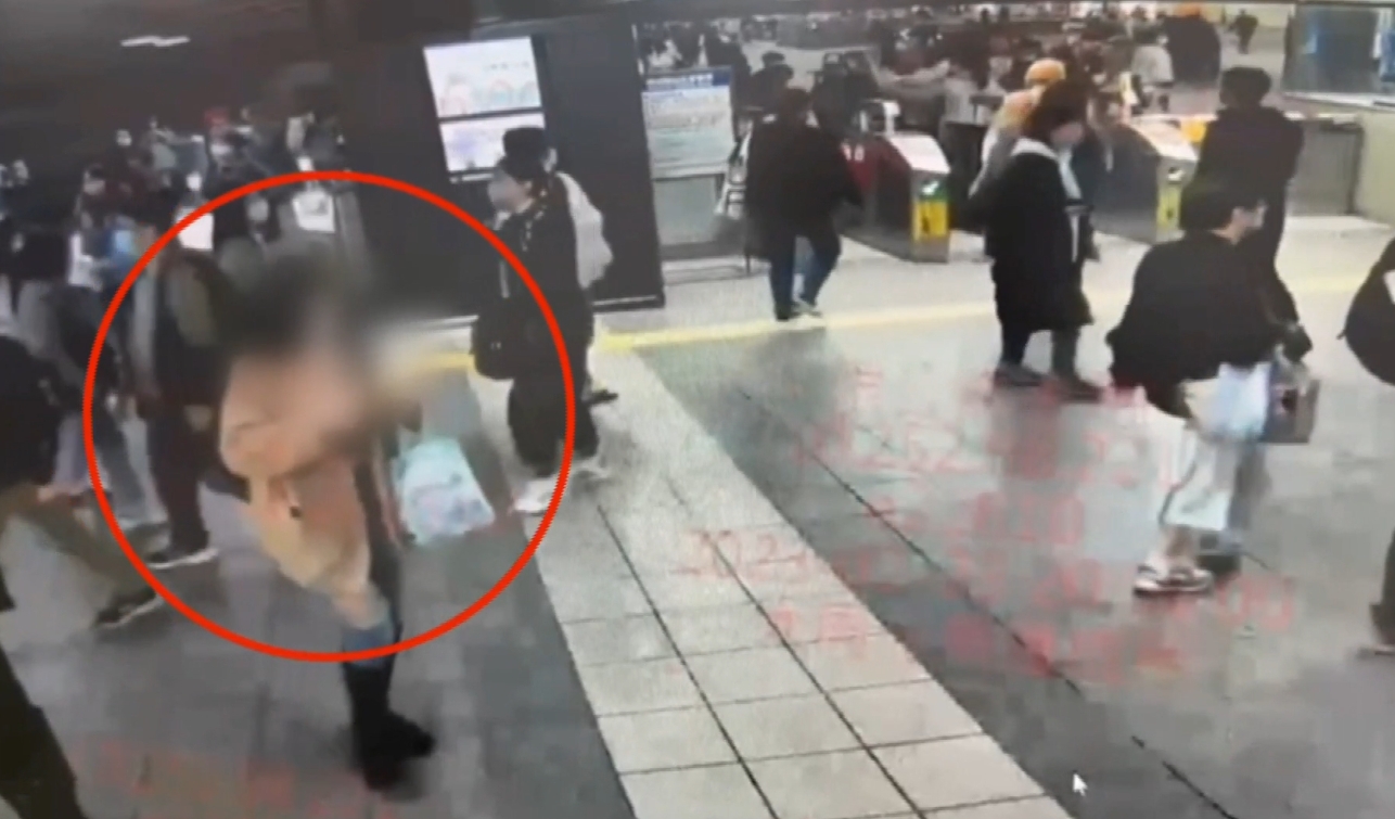 ▼黃小姐出現後被男子鎖定目標。（圖／東森新聞）