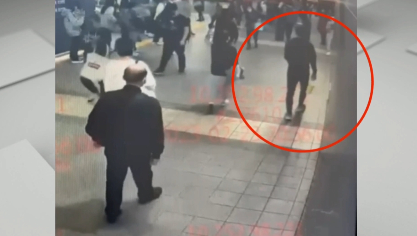 ▼男子在中山捷運站徘徊，四處張望。（圖／東森新聞）