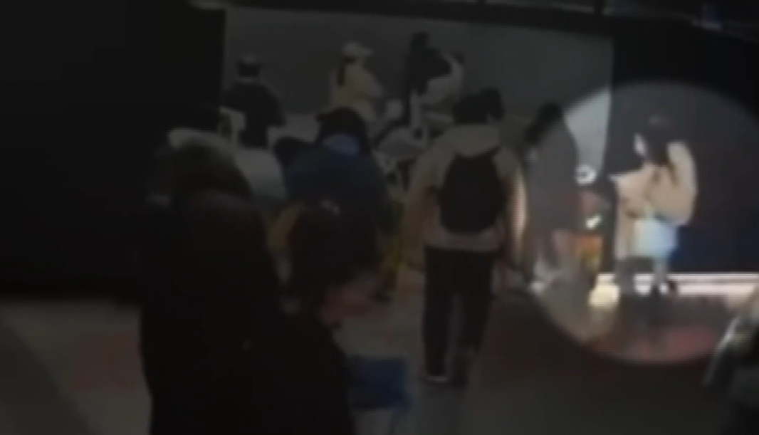 ▼黃小姐出閘門時有感受到後方有人尾隨。（圖／東森新聞）