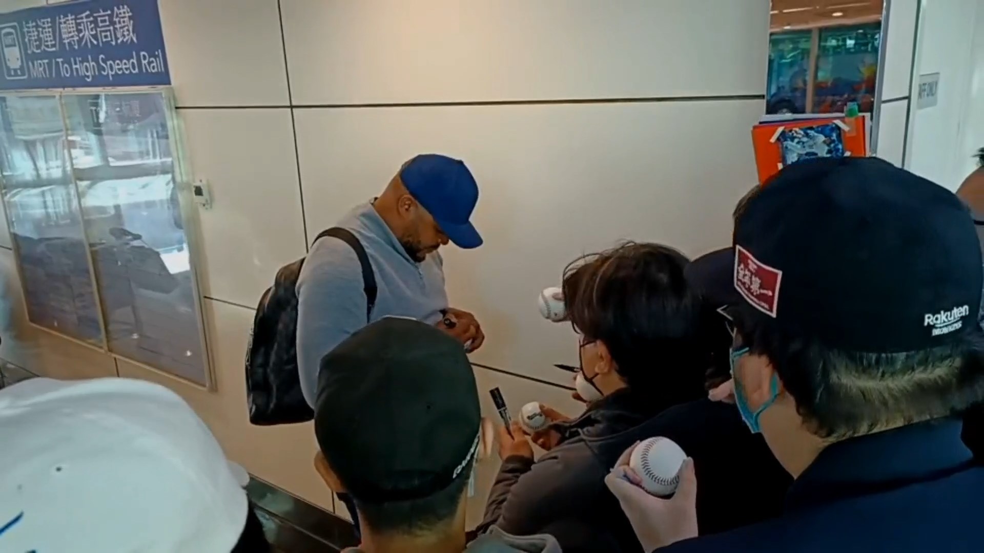 ▼球迷希望能跟偶像要到簽名。（圖／東森新聞）