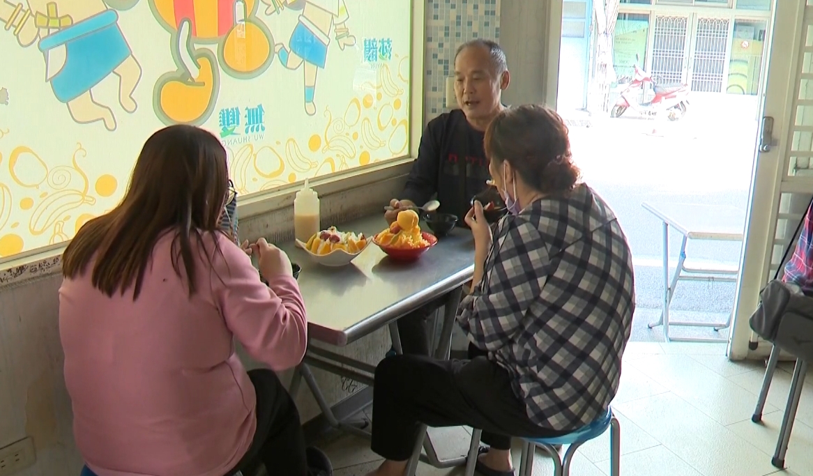 ▼大部分民眾會合點冰品，藉此同時享用不同口味。（圖／東森新聞）