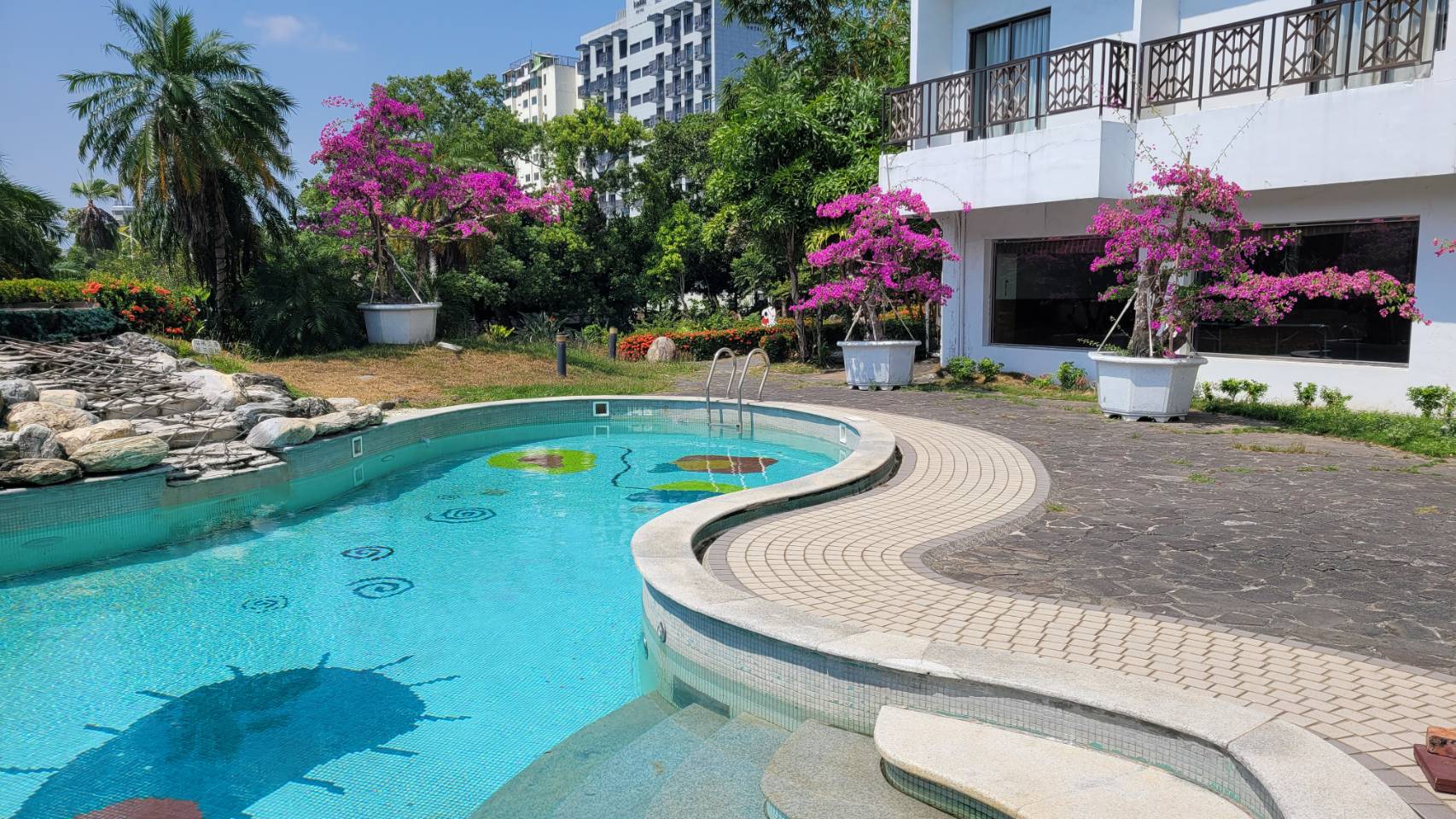 ▼東旭觀海酒店因進行全館整改規劃,故需停止營業。(圖/翻攝自東旭觀海酒店臉書)