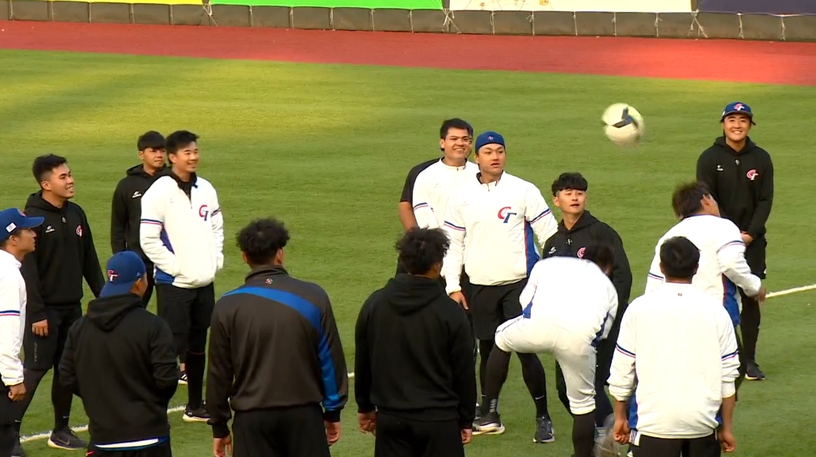 ▼中華隊球員在練球前聚在一起輕鬆玩足球。（圖／東森新聞）