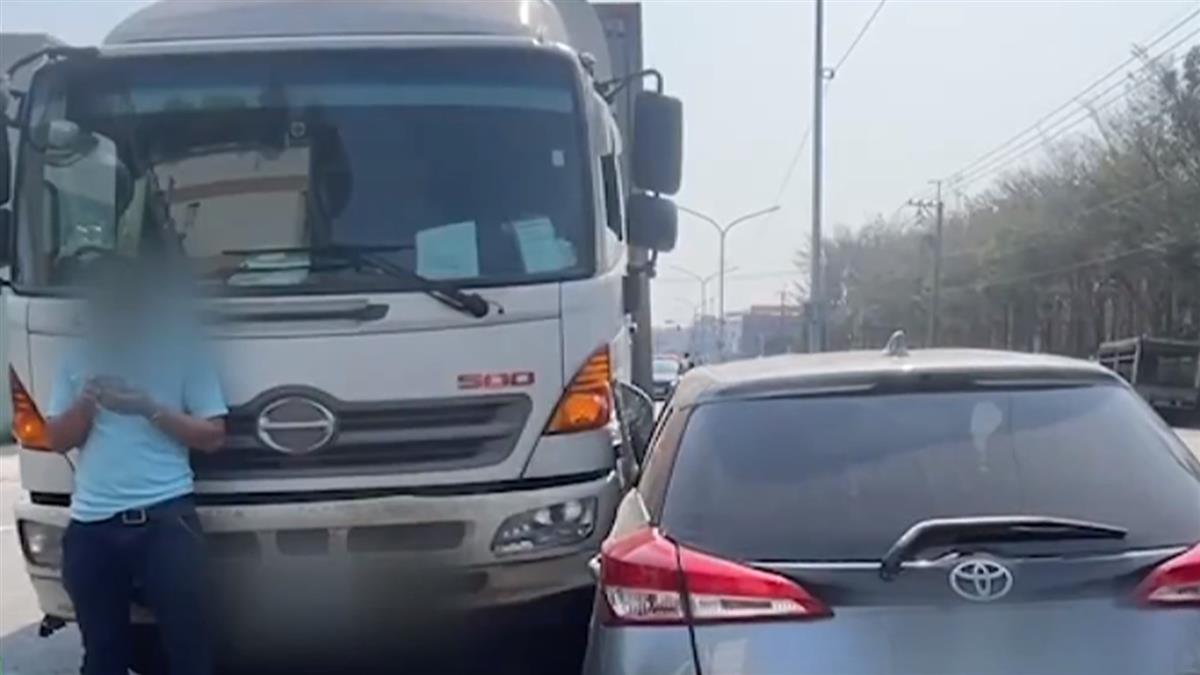 兩車發生擦撞 小客車180度逆轉卡安全島