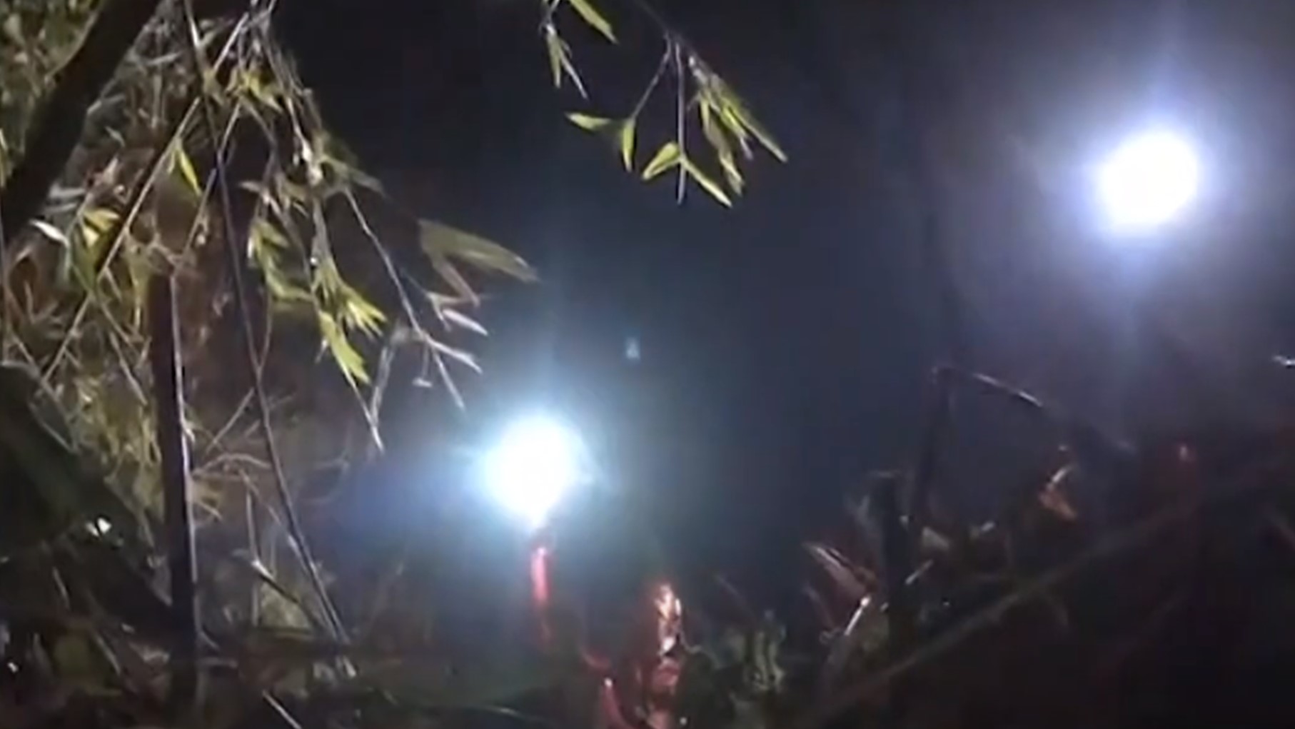 ▼林姓男子駕駛小客車慘遭拋飛車外，車禍詳細原因警方正進一步釐清。（圖／東森新聞）