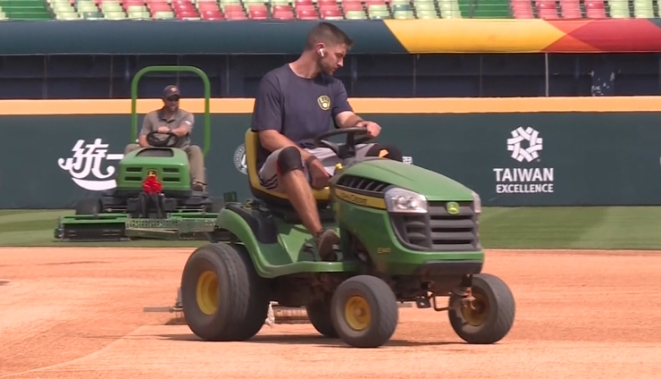 ▼球場紅土及草皮都為了因應經典賽而重新翻修。(圖/東森新聞)