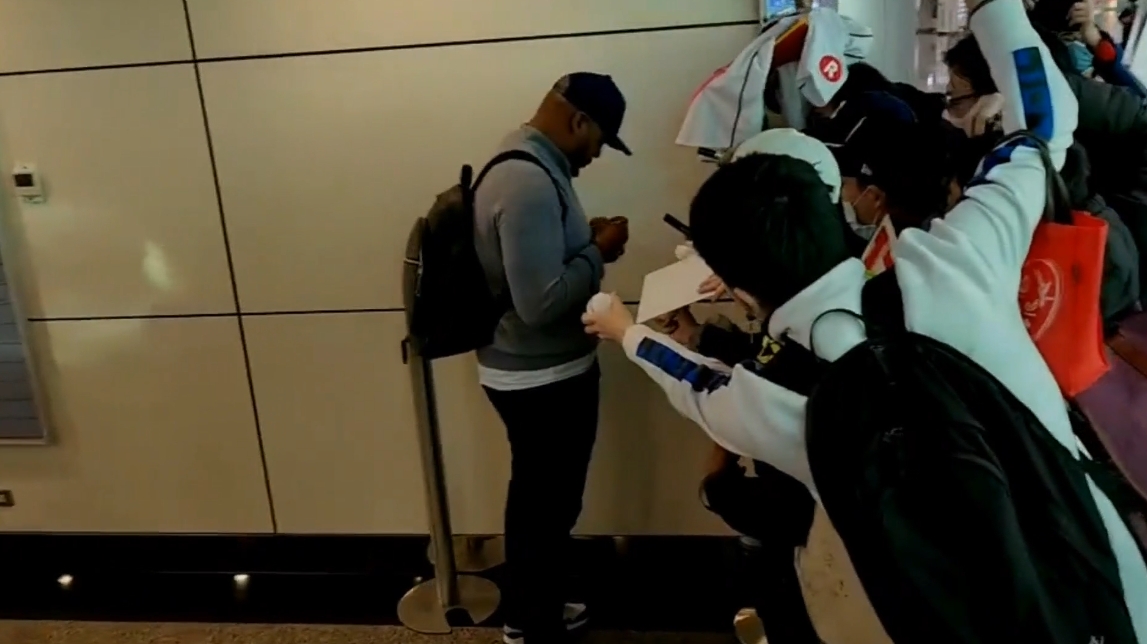 ▼大批球迷守候在機場，等待偶像簽名、合照。（圖／東森新聞）