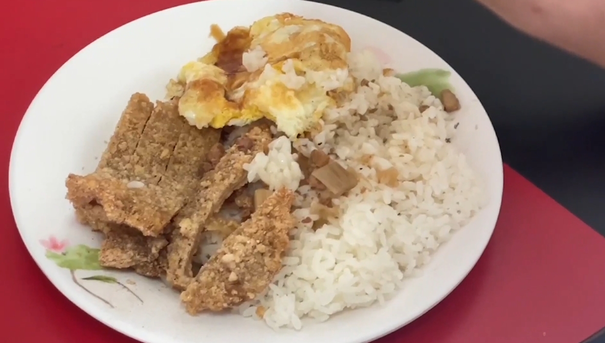 ▼近期蛋價上漲，但排骨飯店價格仍維持不漲價。（圖／東森新聞）