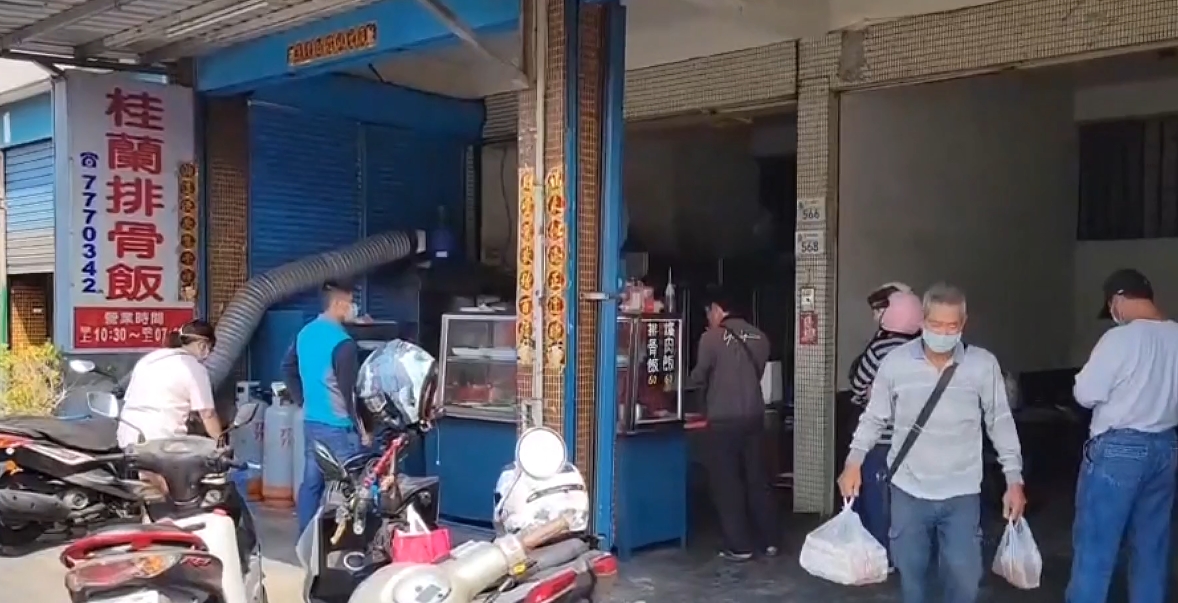 ▼屏東一間排骨飯店因價格便宜深受歡迎。（圖／東森新聞）