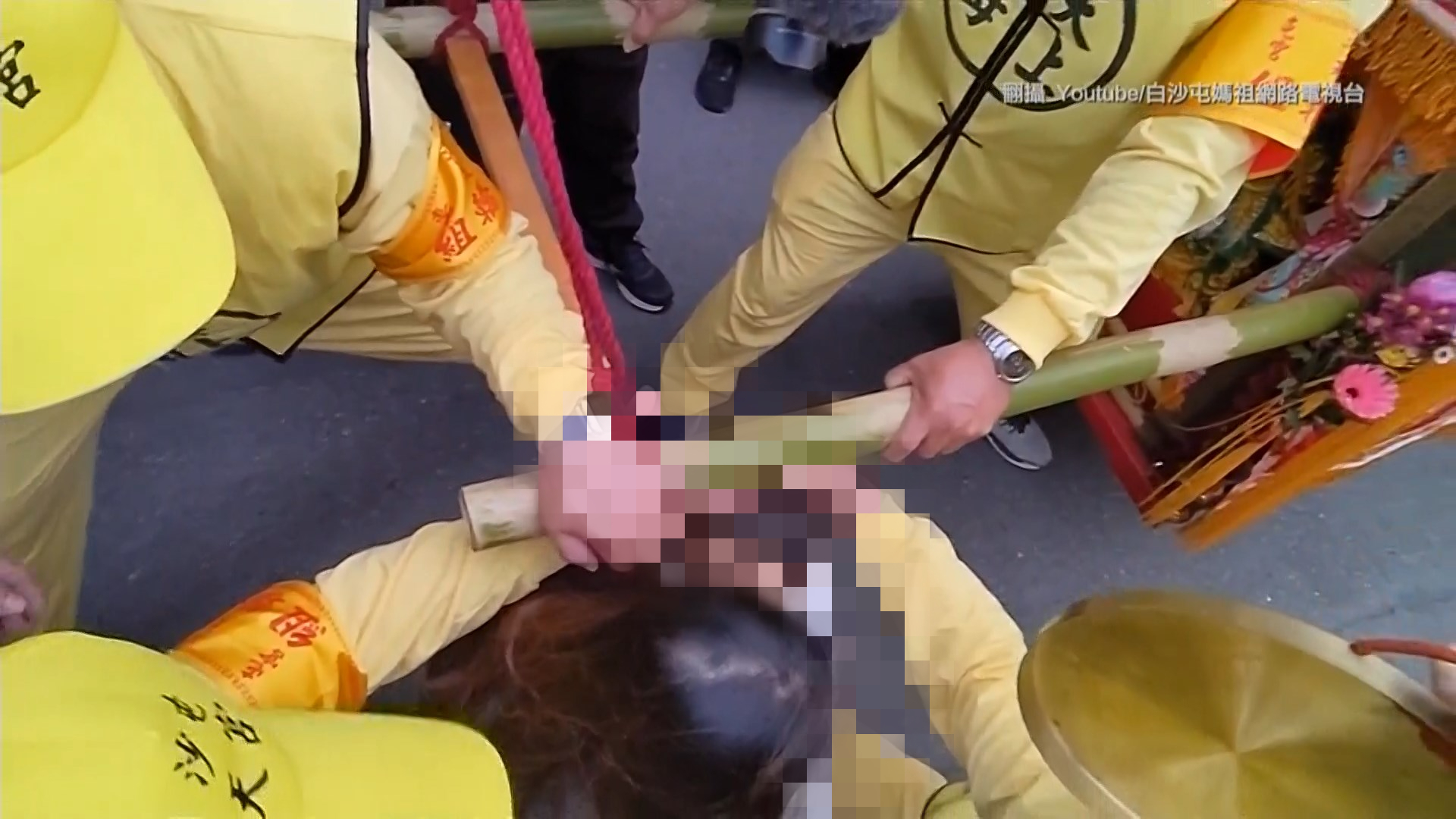 ▼當時一位媽媽帶著4歲兒子跪拜祈福。（圖／翻攝自白沙屯媽祖網路電視台YT）