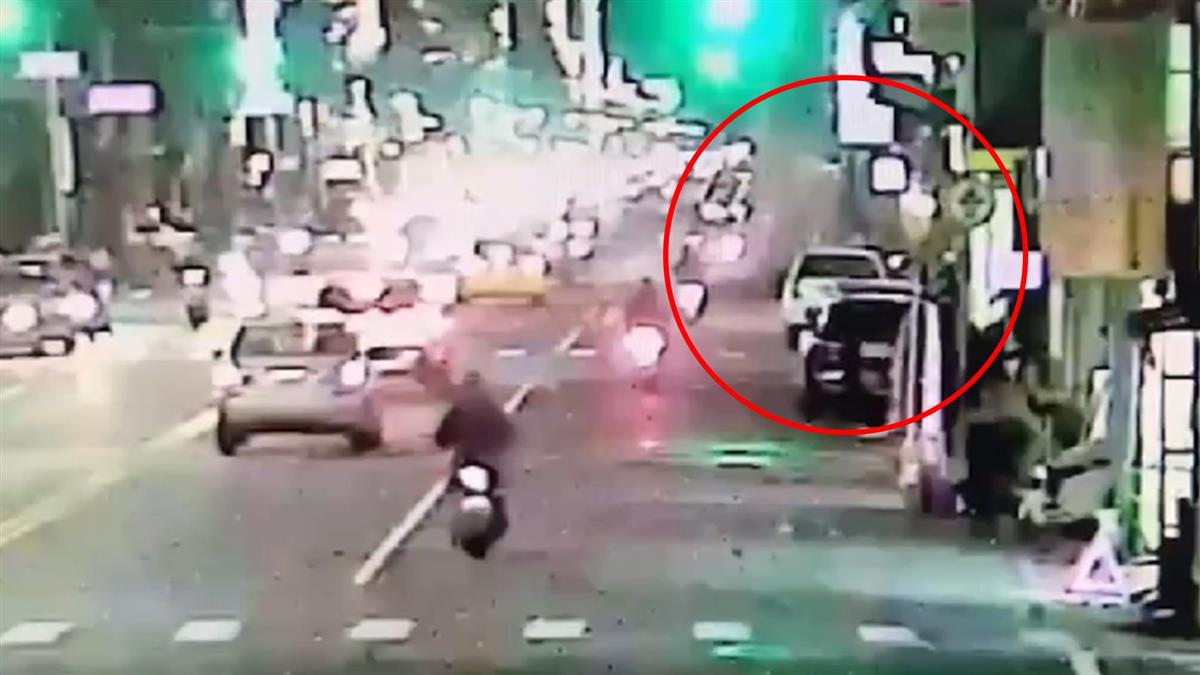 高雄前金路口手孔蓋冒煙 初估電纜燒損百戶停電