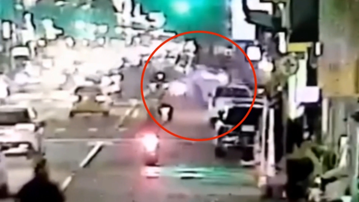 ▼人孔蓋爆炸過程，濃煙竄起。（圖／東森新聞）