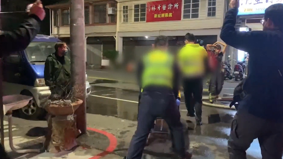 ▼救護人員趕緊將傷者送醫。（圖／東森新聞）