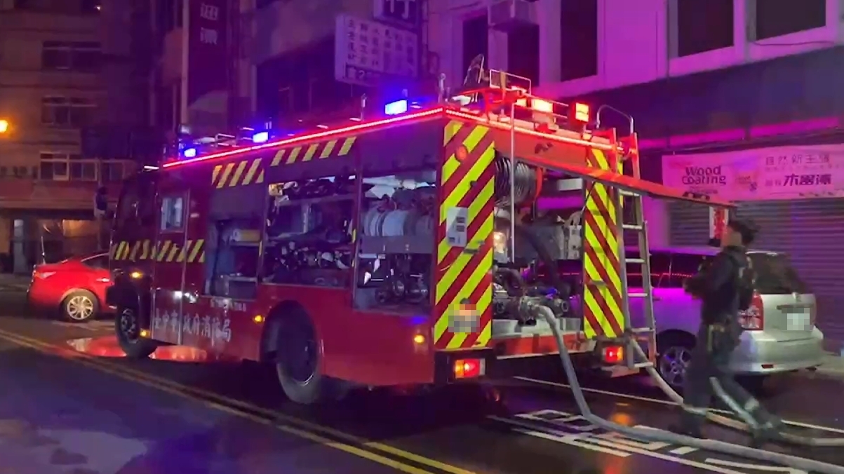 ▼巷弄外停滿消防車。（圖／東森新聞）