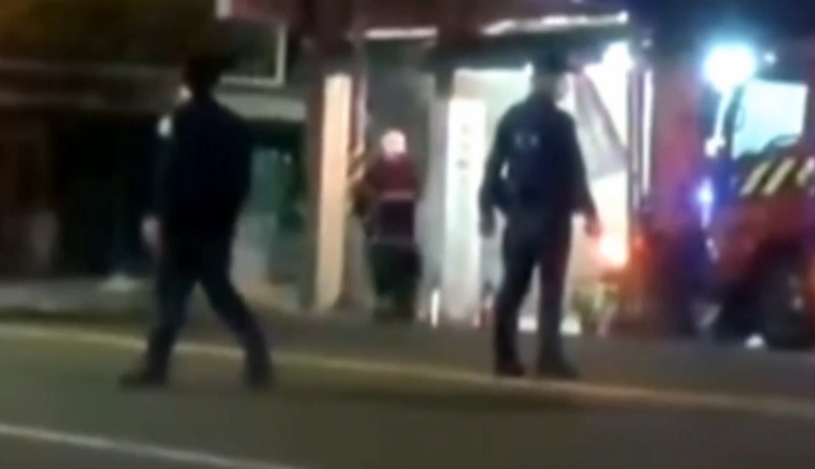 ▼警察在現場指揮交通。（圖／東森新聞）