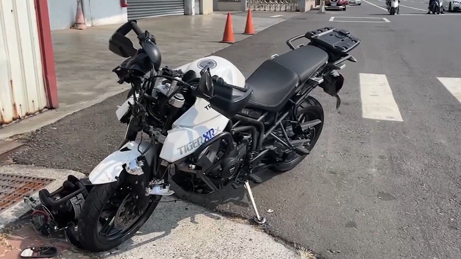 ▼直行重機在通過路口時撞上迴轉小靠車。（圖／東森新聞）