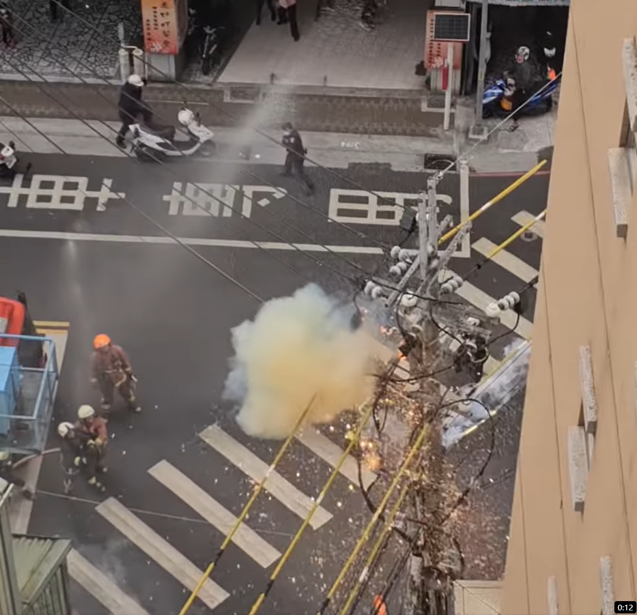 ▼新北市新莊區發生電線桿絕緣礙子起火意外。(圖/翻攝自爆廢公社二館臉書)