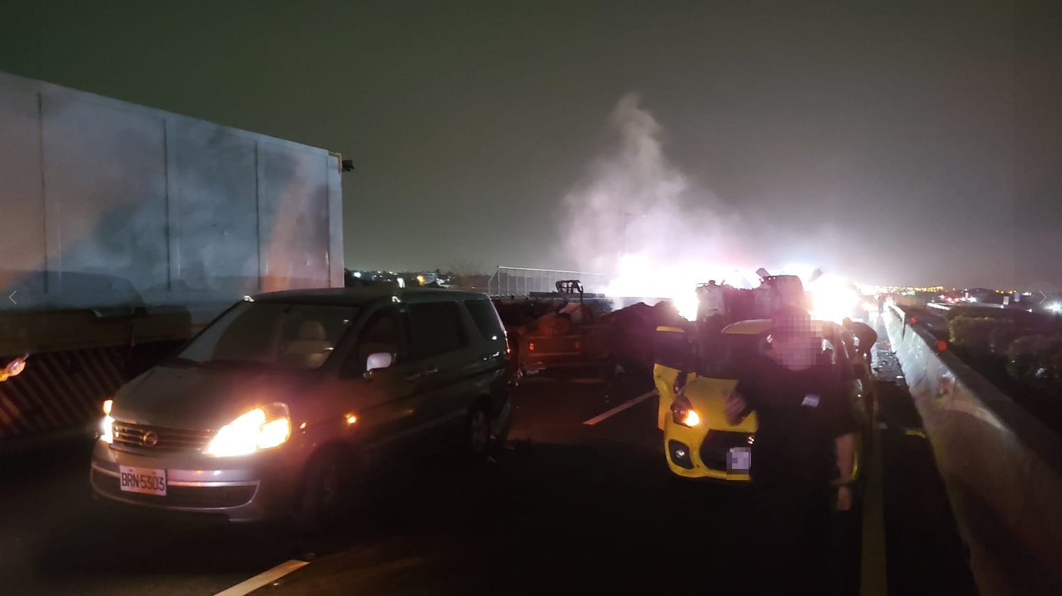 ▼國道警察與高公局引導用路人從員林交流道離開。（圖／翻攝自爆料公社 臉書）