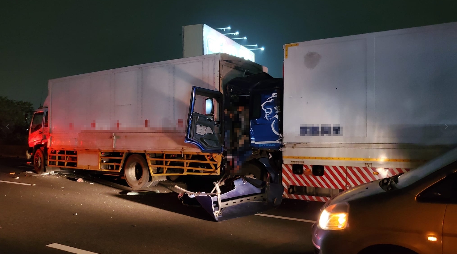 ▼車頭受到大力撞擊，直接被壓扁。（圖／翻攝自爆料公社 臉書）