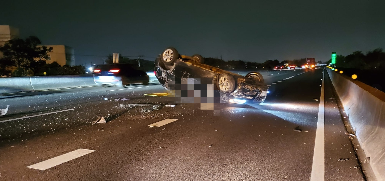 ▼國道1 號上10車連環撞，一輛小客車翻車。（圖／翻攝自爆料公社 臉書）