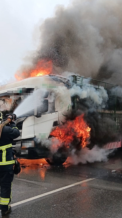 ▼聯結車陷入火海。（圖／東森新聞）