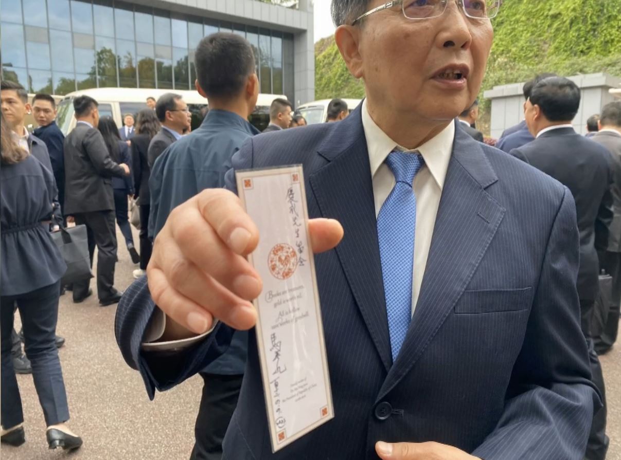 ▼前總統馬英九贈送親筆簽名家訓書籤。（圖／東森新聞）