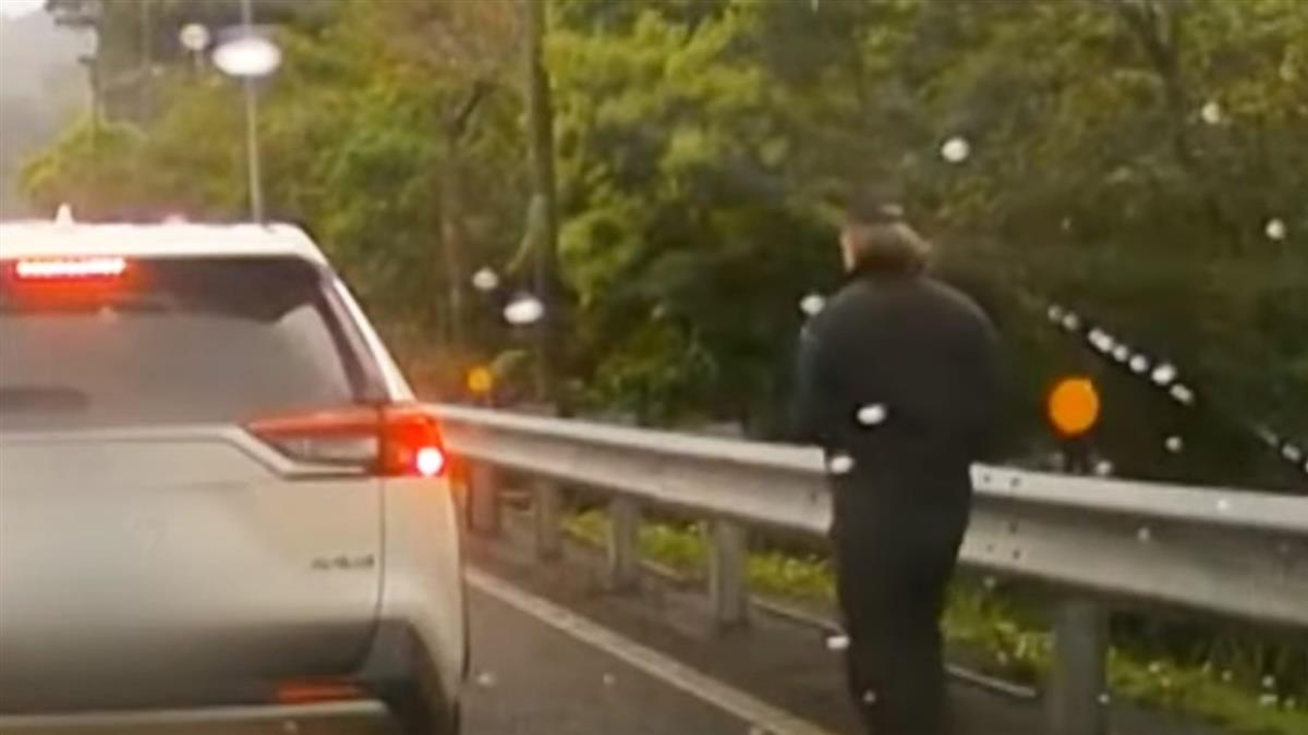 獨／國道馬拉松？ 2男疑內急「下車衝休息站」上廁所