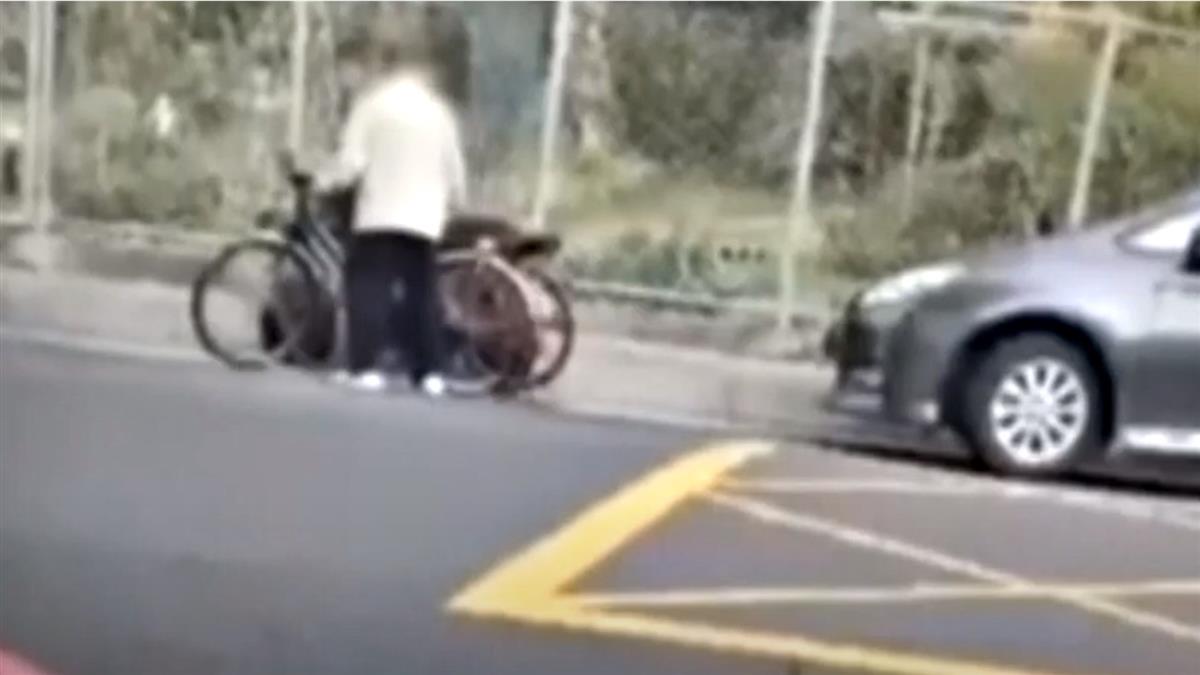 先搶先贏？男輪流用2腳踏車1機車 每天占位停車