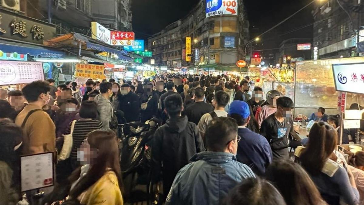 連假夜市塞爆！寸步難行照片曝 在地人：全世界都來了