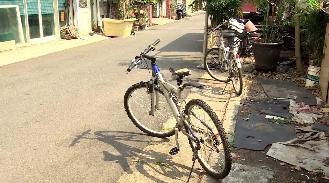 ▼腳踏車擺放在馬路上占車位。（圖／東森新聞）
