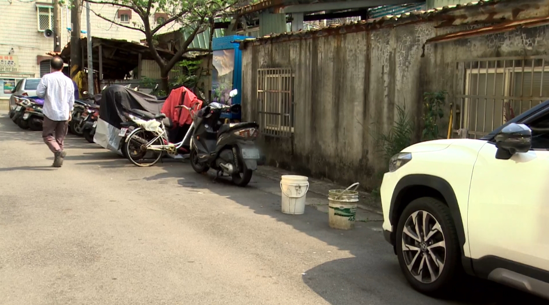 ▼北投區有一處社區，民眾會使用腳踏車及水桶占車位。（圖／東森新聞）