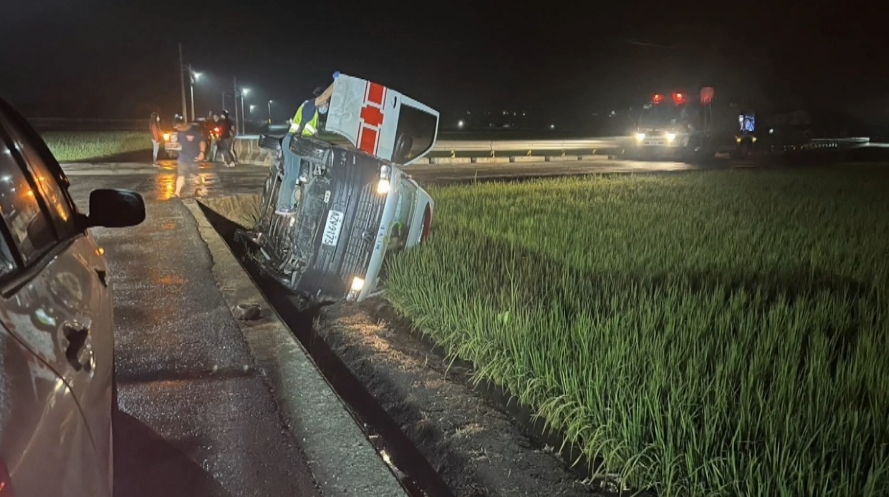 ▼台東一輛救護車發生翻覆意外，車上載送的患者搶救不治。（圖／東森新聞）
