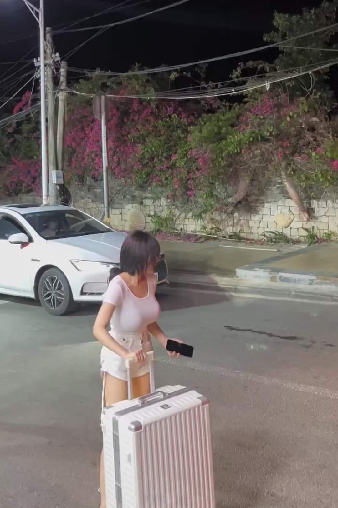 ▼大眼正妹拖著大行李箱。(圖/翻攝自臉書「JKF 紅燈區2.0」)