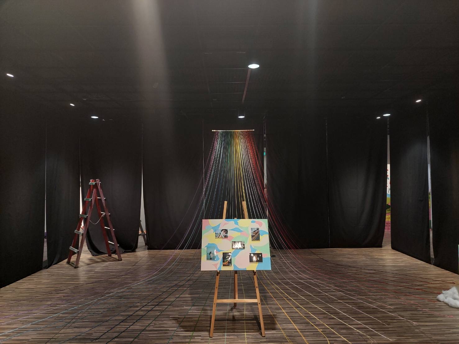 展覽以「Arcoiris彩虹女神」為主題，中央設有彩虹瀑意象