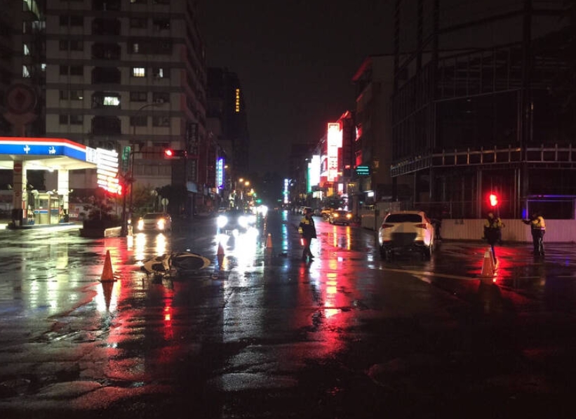 ▼男大生疑似闖紅燈，導致車禍發生。（圖／翻攝畫面）