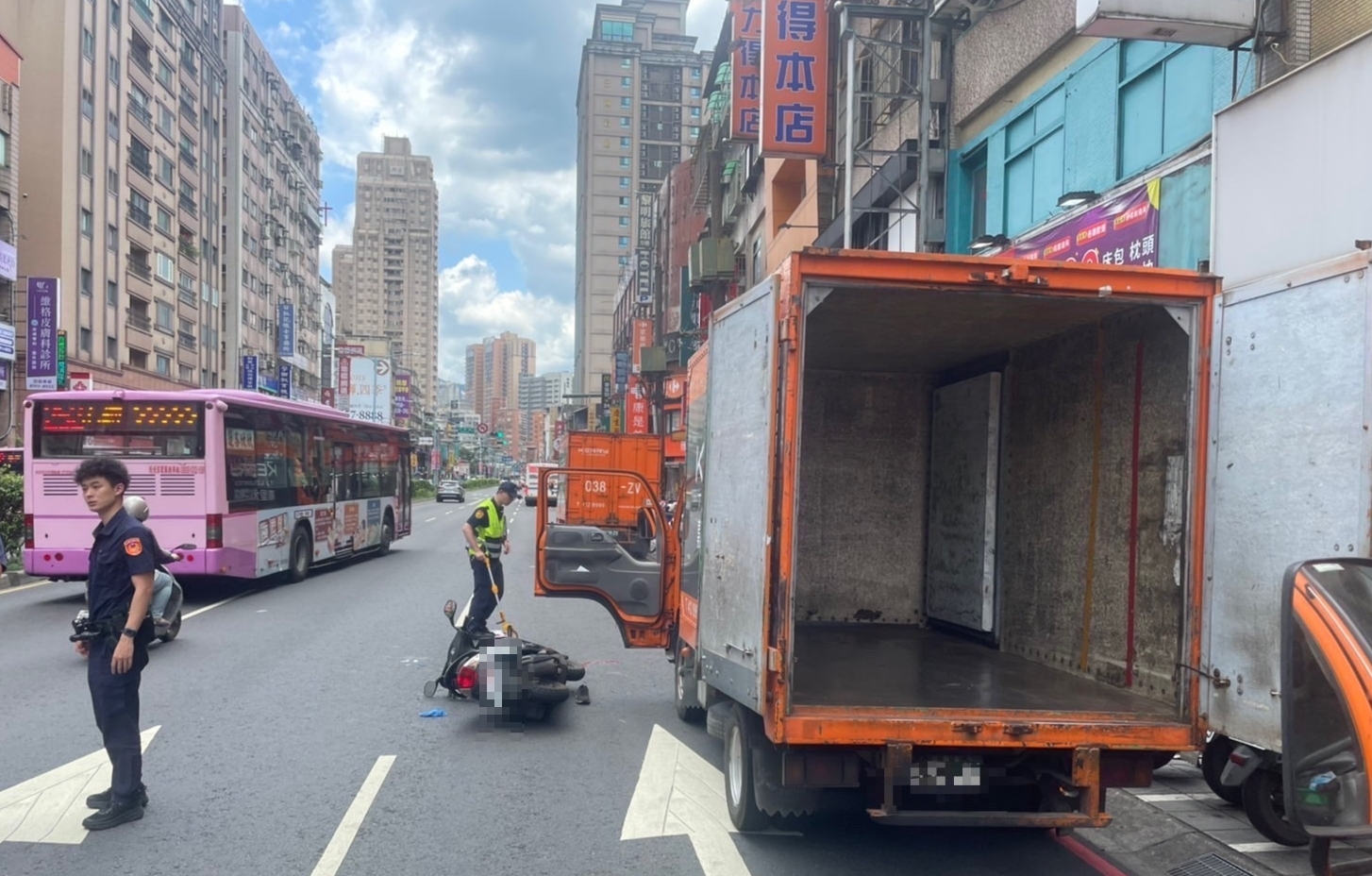 ▼新店北新路三段發生死亡車禍。（圖／東森新聞）