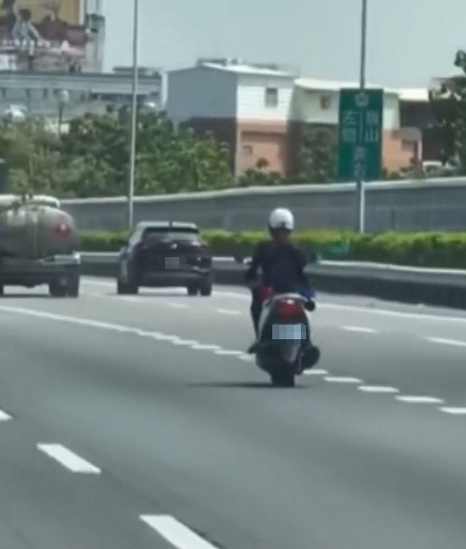 ▼女警在左營岡山路段開始切換至外線。（圖／東森新聞）