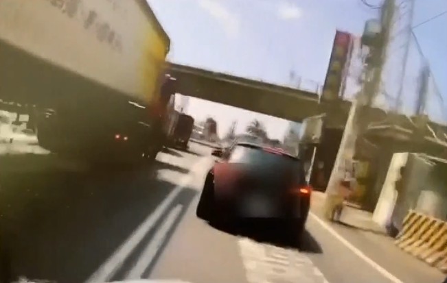 ▼女警自大寮鳳林二路發現違規車輛，一路經由88縣道開往國道1號。（圖／東森新聞）