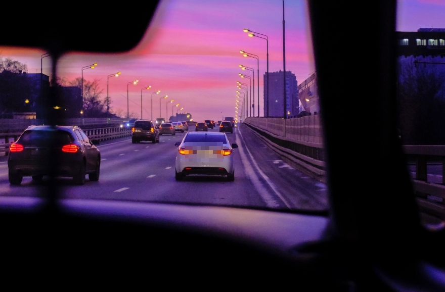 ▼10歲的男童在公路上蛇行，險象環生。（示意圖，與當事人無關／Unsplash）