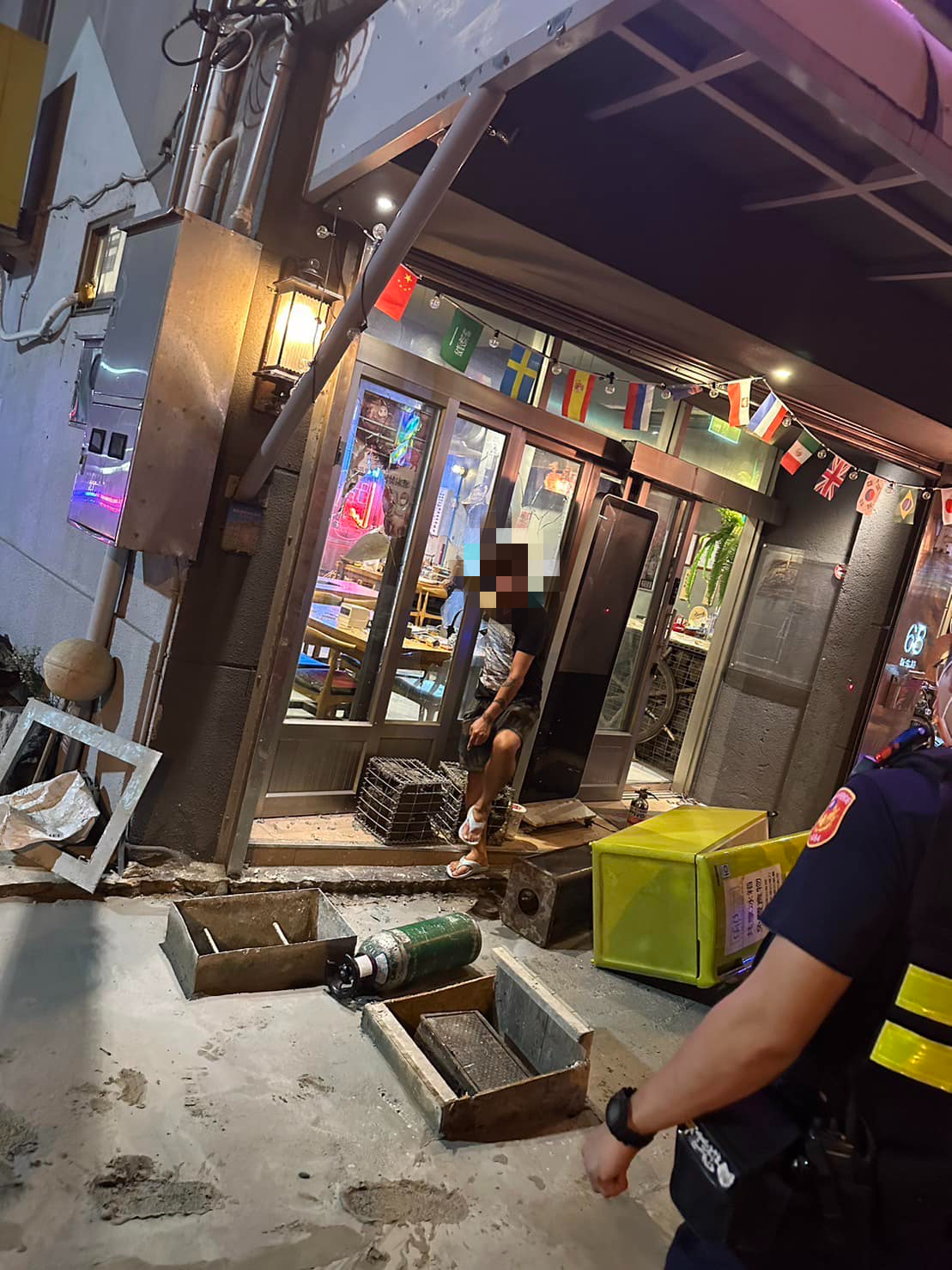 ▼澎湖店家遭砸，員警到場處理。（圖／翻攝自老高漫談臉書專頁 臉書）