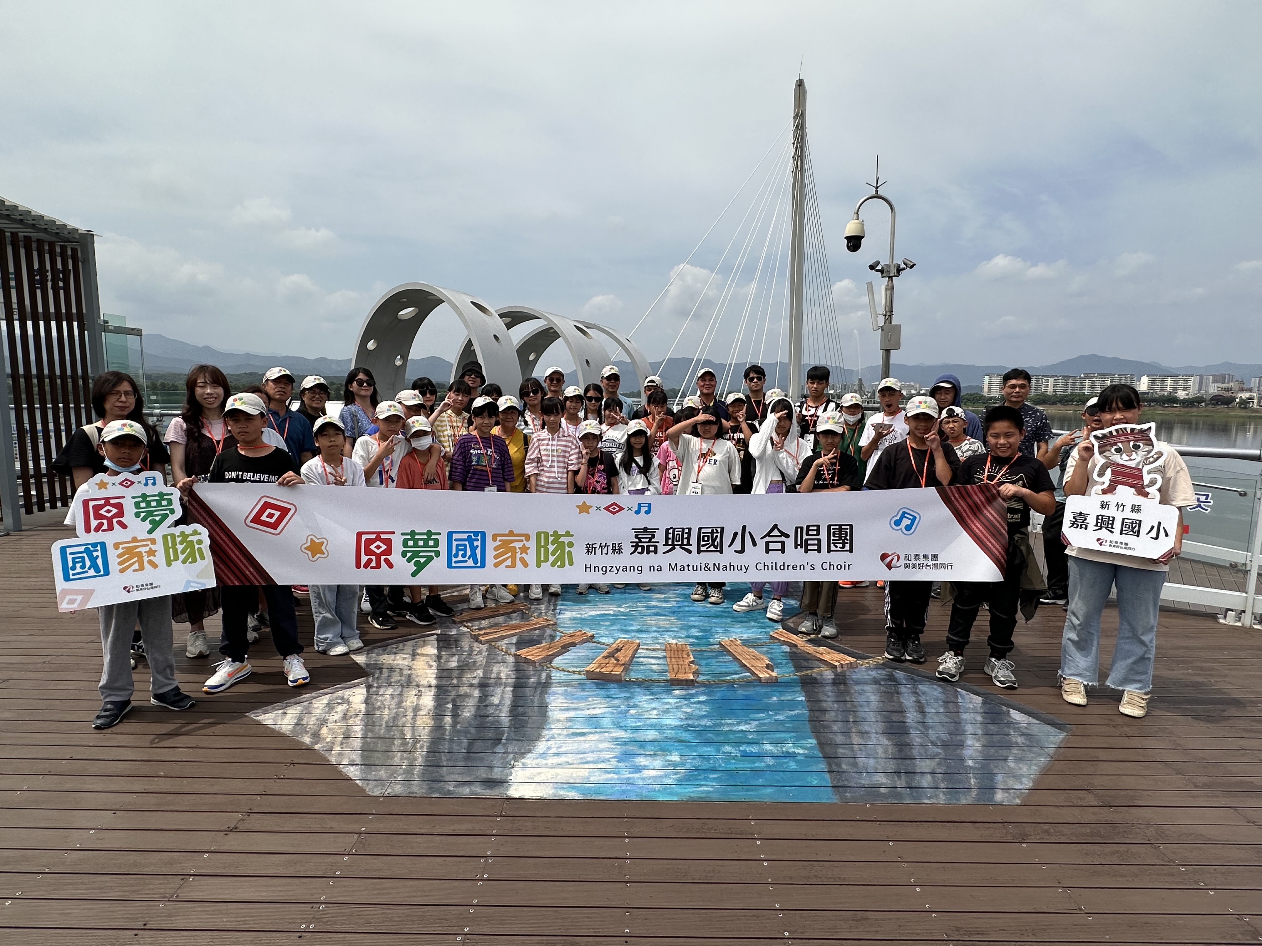 透過出國比賽的機會,小朋友到韓國知名景點採點。