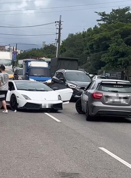 ▼1輛賓士將跑車攔在路中央。（圖／翻攝自爆廢1公社 臉書）
