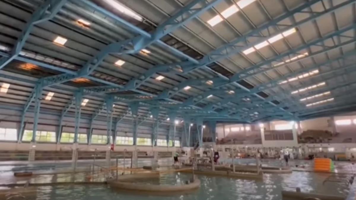 大雨直灌歸仁泳池屋頂破 游客：天然瀑布SPA