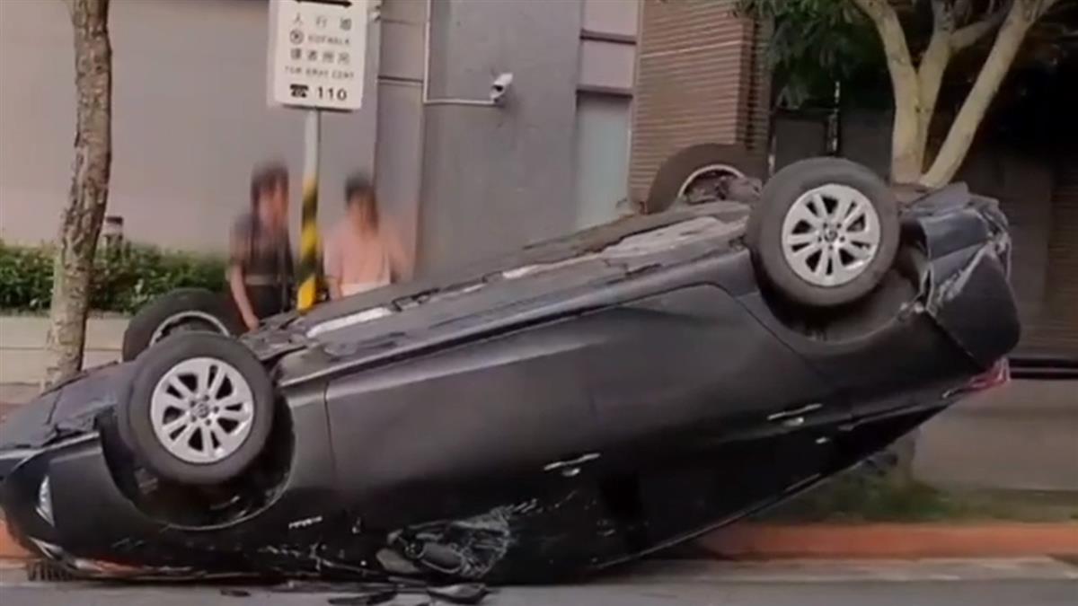 獨／目擊拖「掉」車重摔180度翻車 路人嚇喊：完了