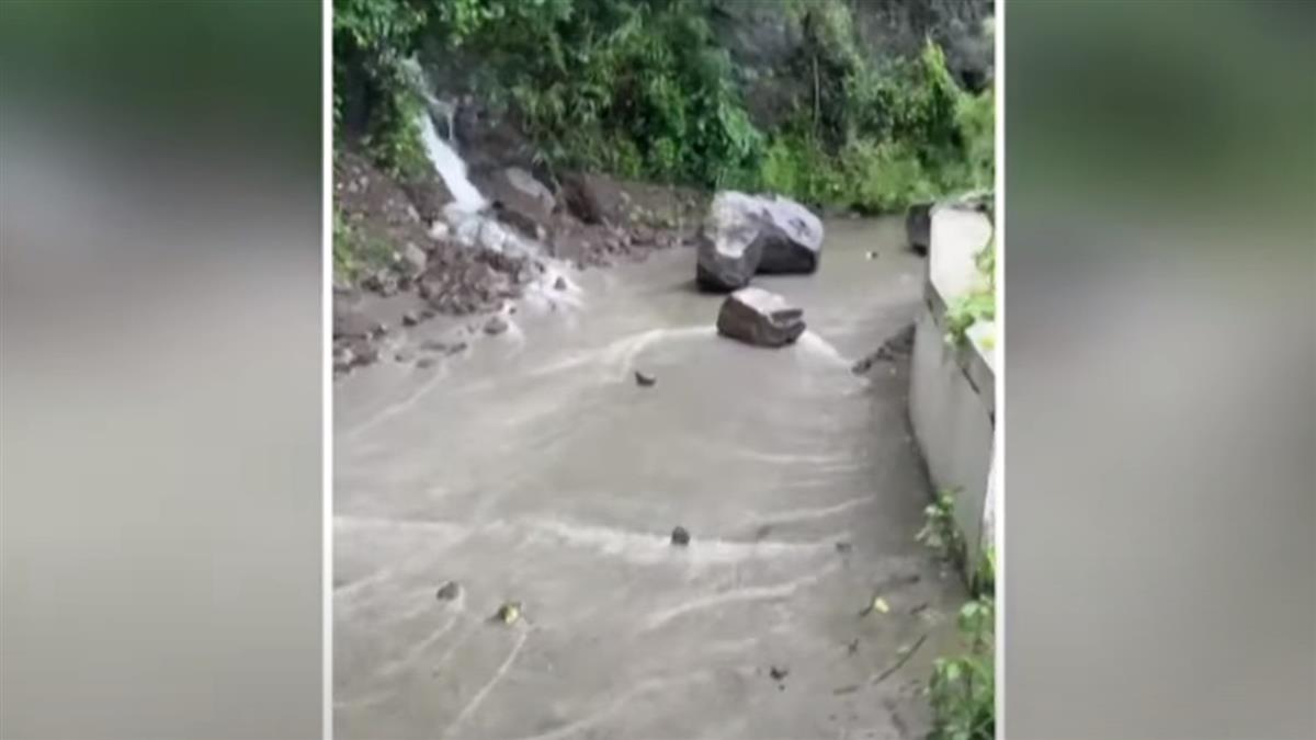雨炸屏東獅子鄉！馬路變黃河家具泡水
