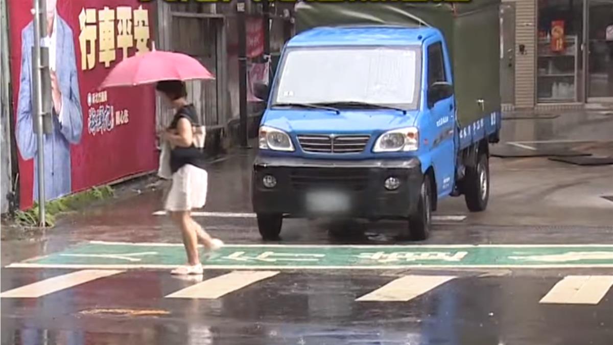 獨／加油站竟擁「綠色護城河」 行走像闖關、頻閃出入車