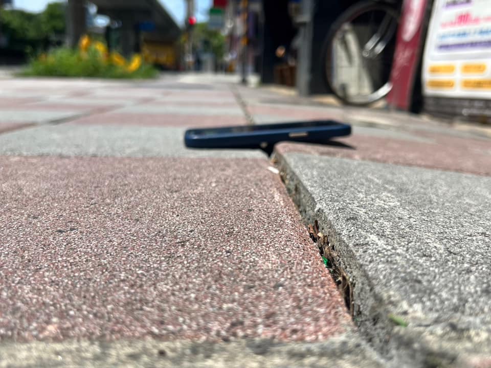 ▼路面明顯不平。（圖／翻攝自高嘉瑜臉書）