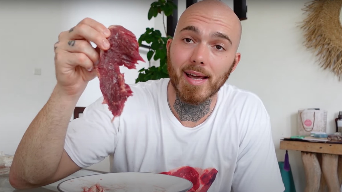 ▼保利在Youtube分享自己「生食牛排」挑戰心得。（圖／翻攝自Pauly Long YT）