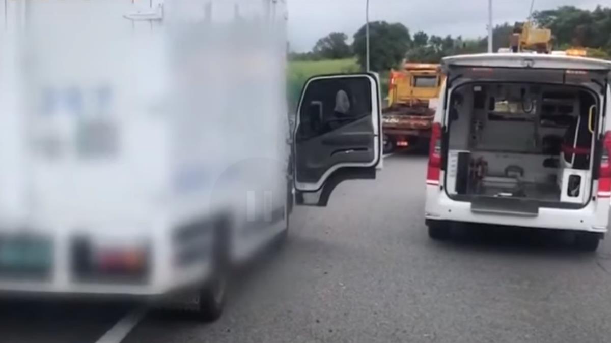 小貨車國道爆胎撞護欄 駕駛、乘客昏迷