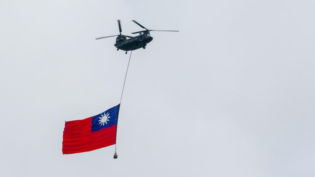 雙十國慶／中職6選手領唱國歌  巨型國旗飄揚府前